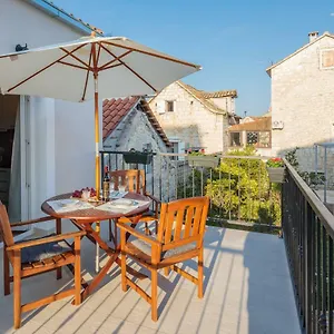  Apartament Zlatin Dvor - For 3, Terrace, Center, At 5-min, Bike Friendly