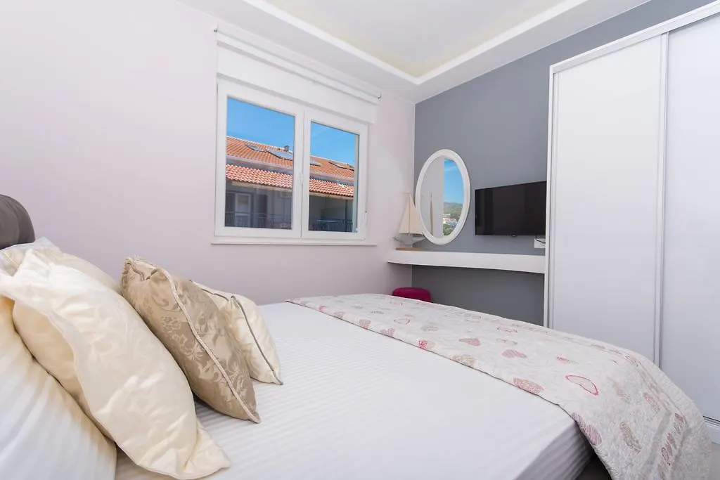 Apartments Soho Трогир